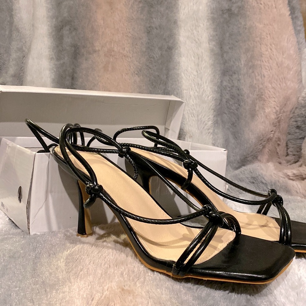 Gorgeous lace up heels!